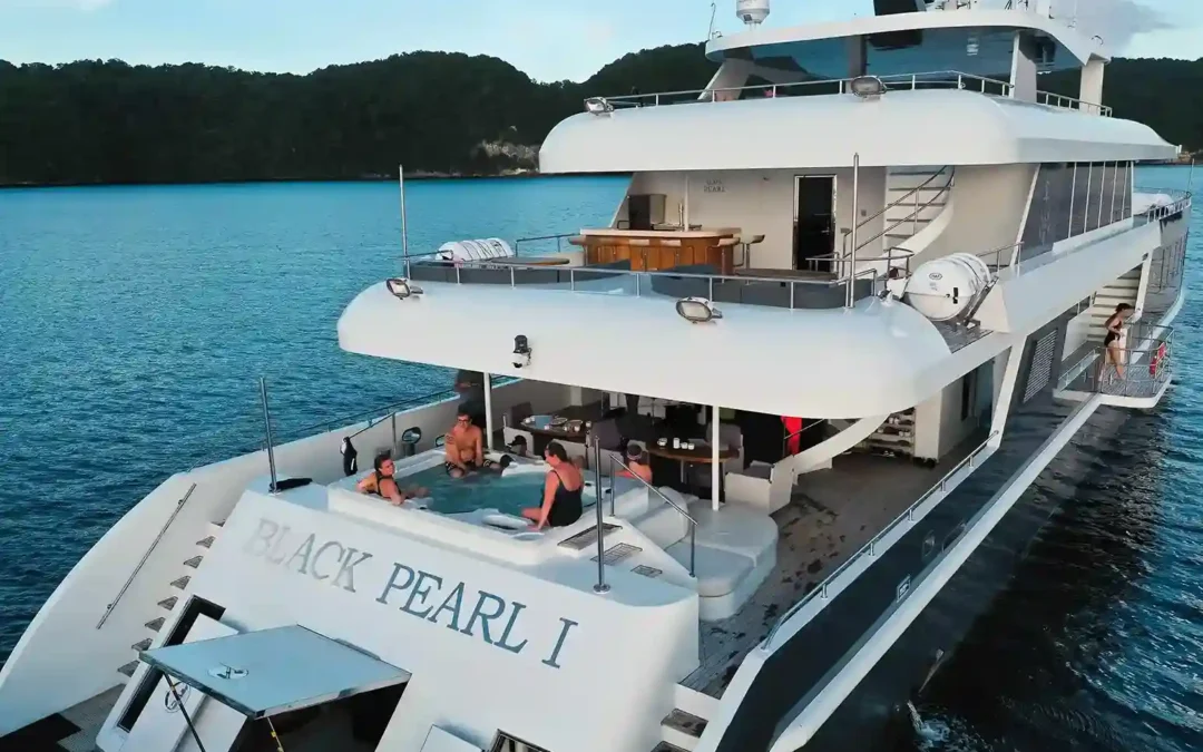Liveaboard u hotel en Palau: qué opción elegir según tu forma de bucear