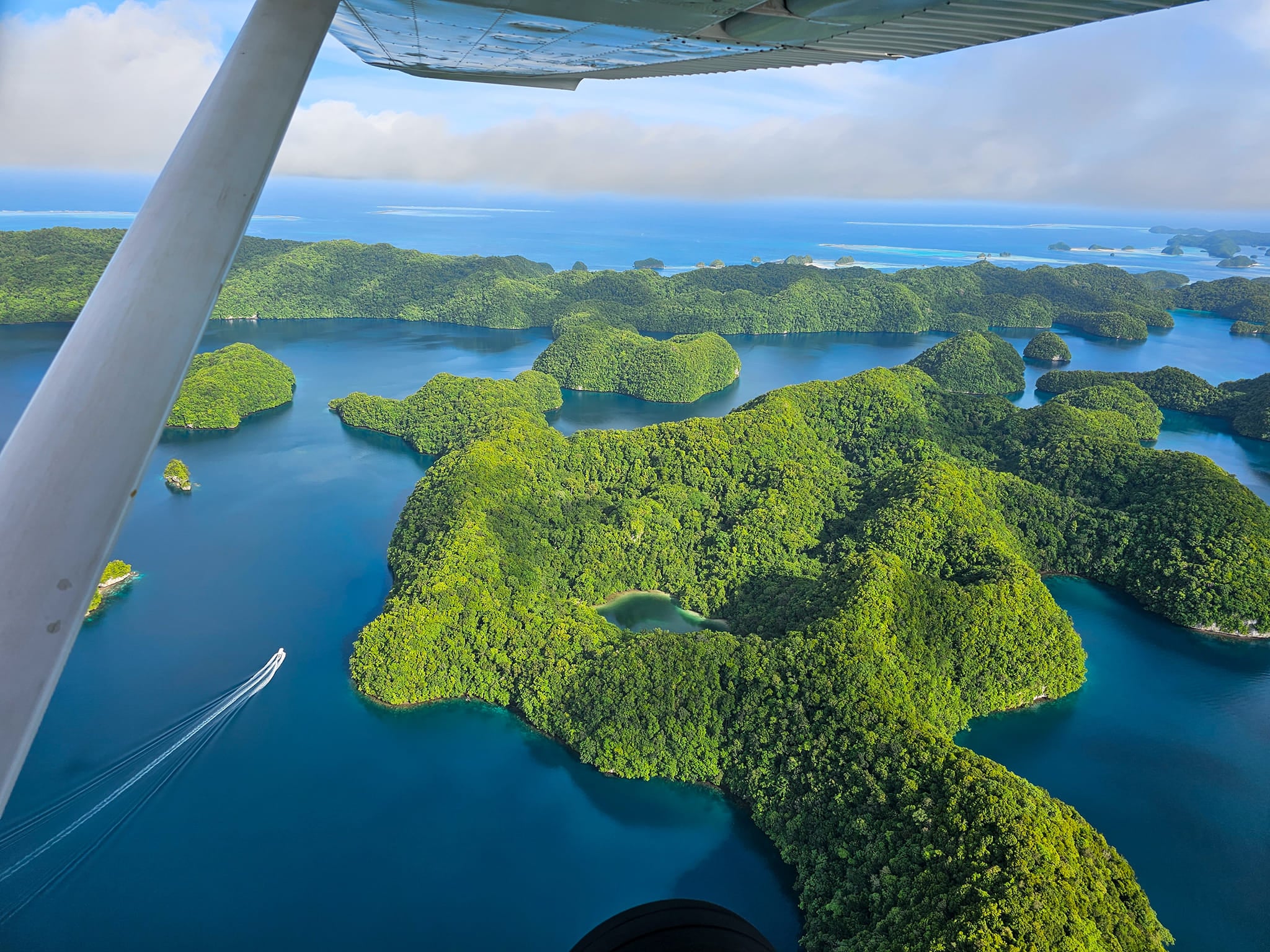 Avioneta sobrevolando las Rock Islands en Palau